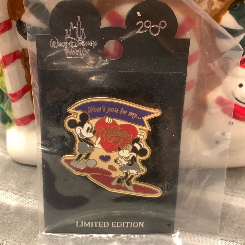 WALT DISNEY WORLD Mickey & Minnie Mouse VALENTINE PIN.
LIMITED EDITION.